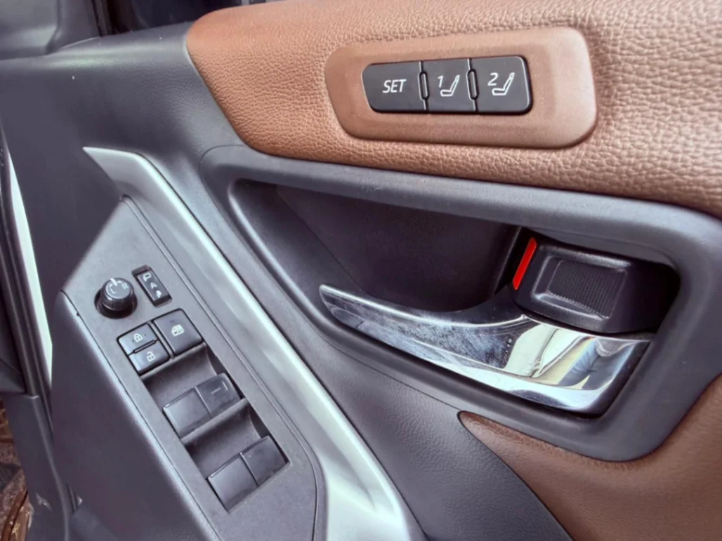 Toyota Innova Hycross - Thumbnail 2