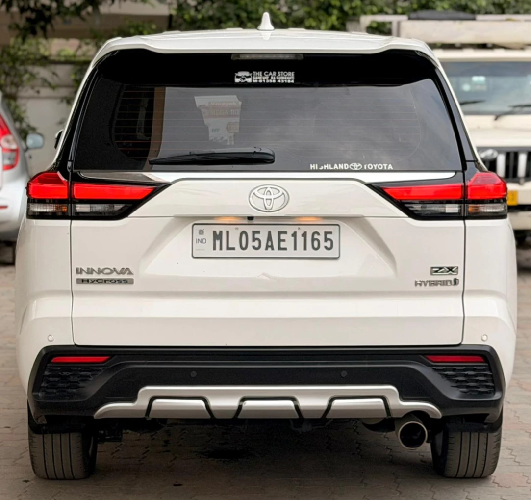 Toyota Innova Hycross - Thumbnail 3