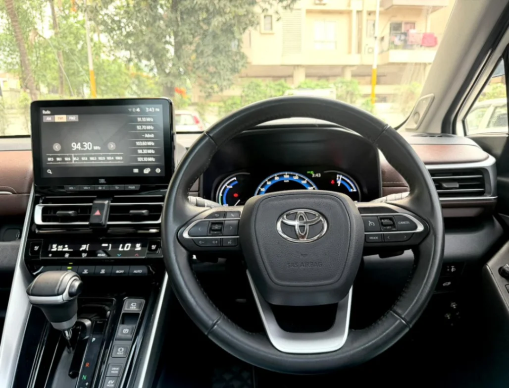 Toyota Innova Hycross - Thumbnail 4