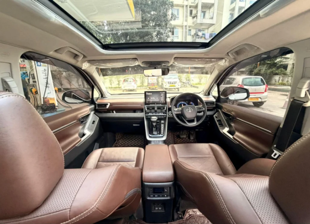 Toyota Innova Hycross - Thumbnail 6