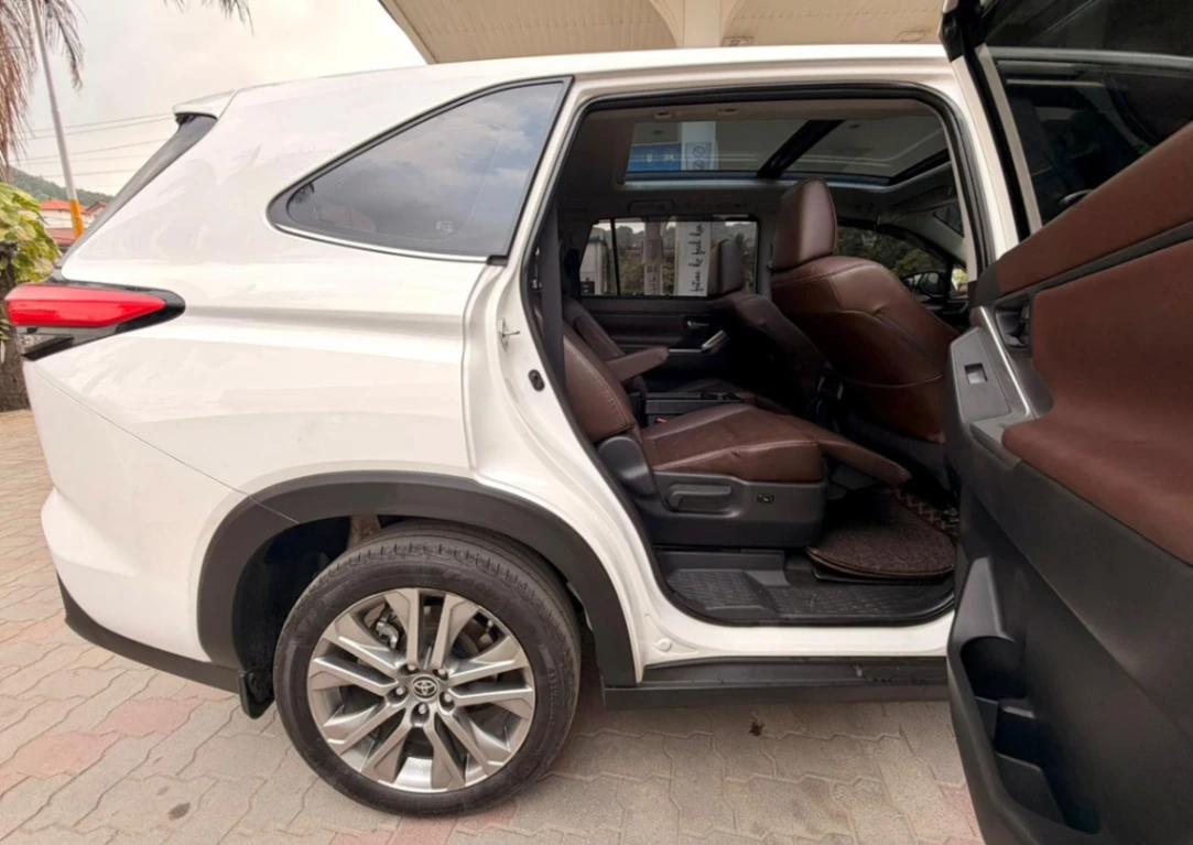 Toyota Innova Hycross - Thumbnail 8
