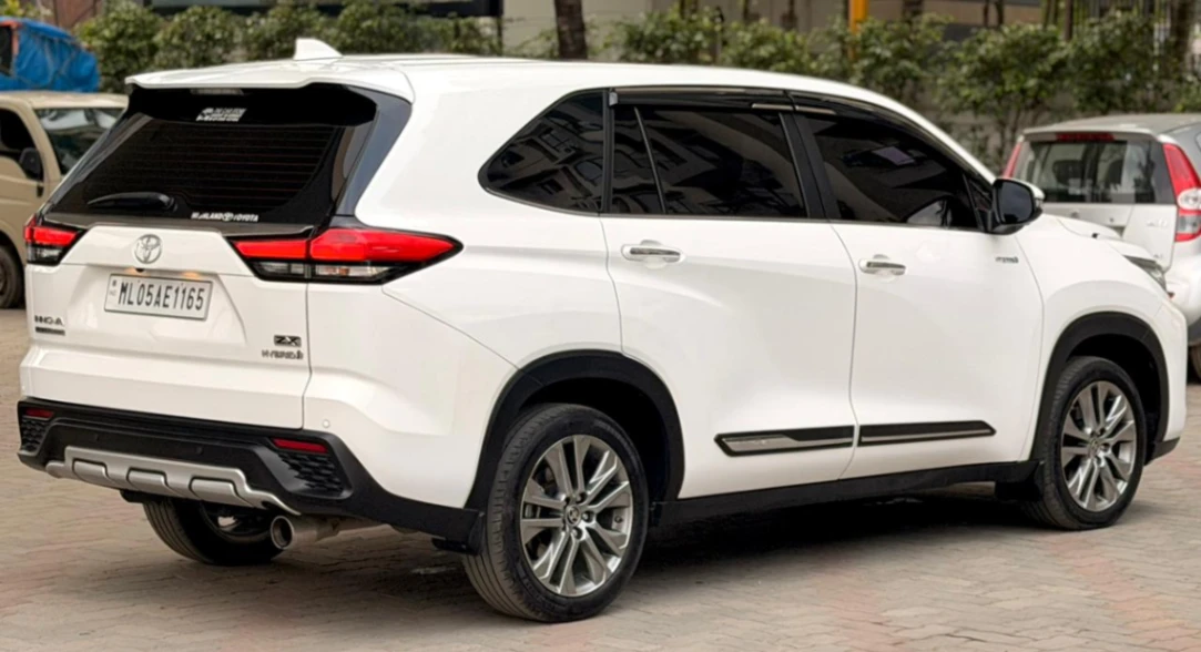 Toyota Innova Hycross - Thumbnail 9