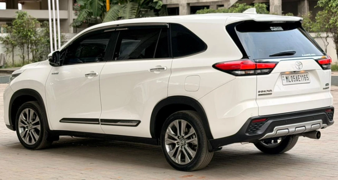 Toyota Innova Hycross - Thumbnail 11