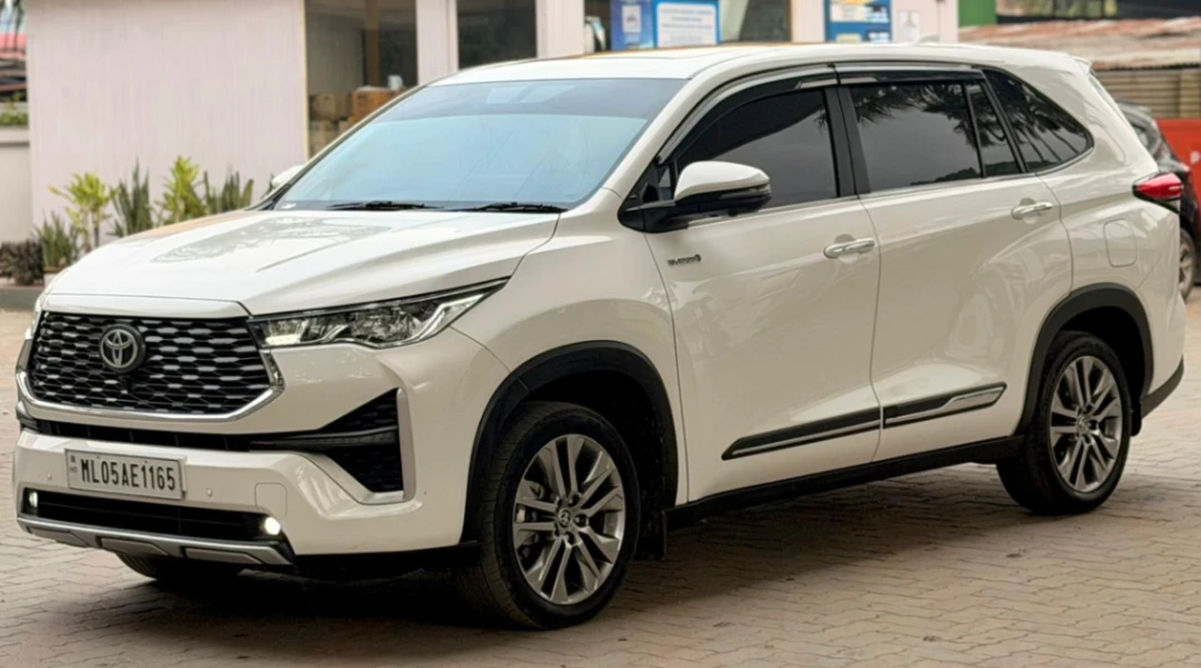 Toyota Innova Hycross - Thumbnail 12