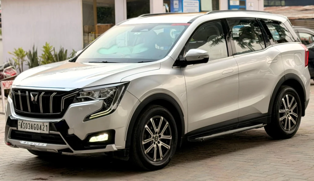 MAHINDRA XUV 700 - Thumbnail 2