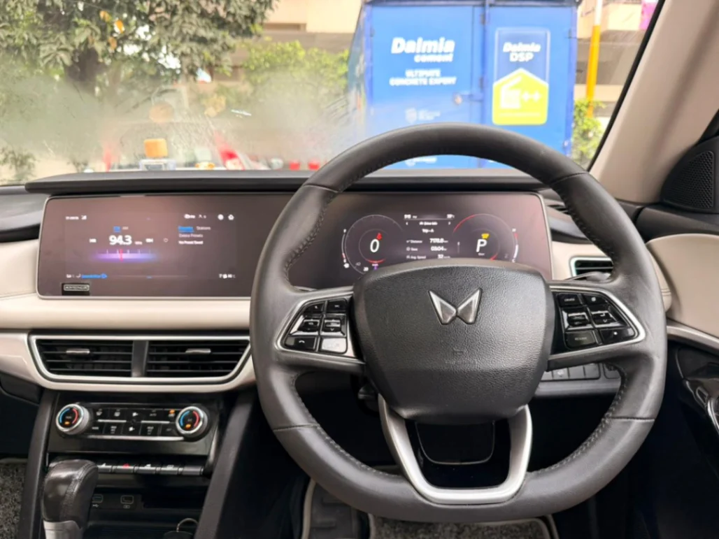 MAHINDRA XUV 700 - Thumbnail 6