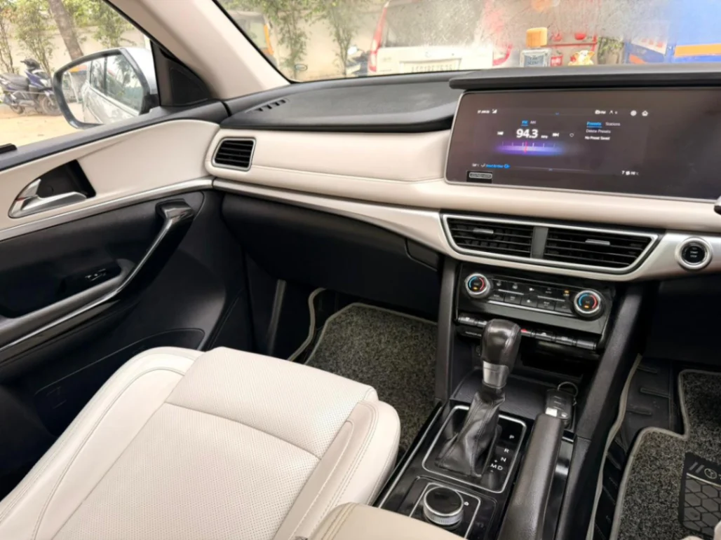 MAHINDRA XUV 700 - Thumbnail 8
