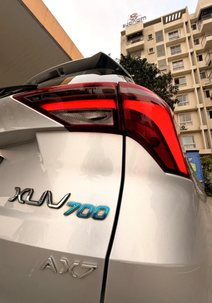 MAHINDRA XUV 700 - Thumbnail 9