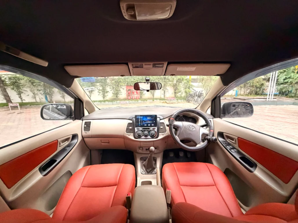 Toyota Innova - Thumbnail 5