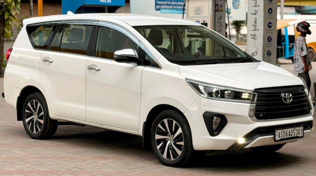 Toyota Innova Crysta - Thumbnail 3