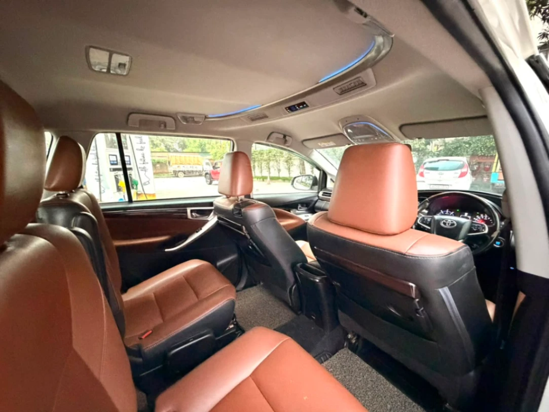 Toyota Innova Crysta - Thumbnail 4