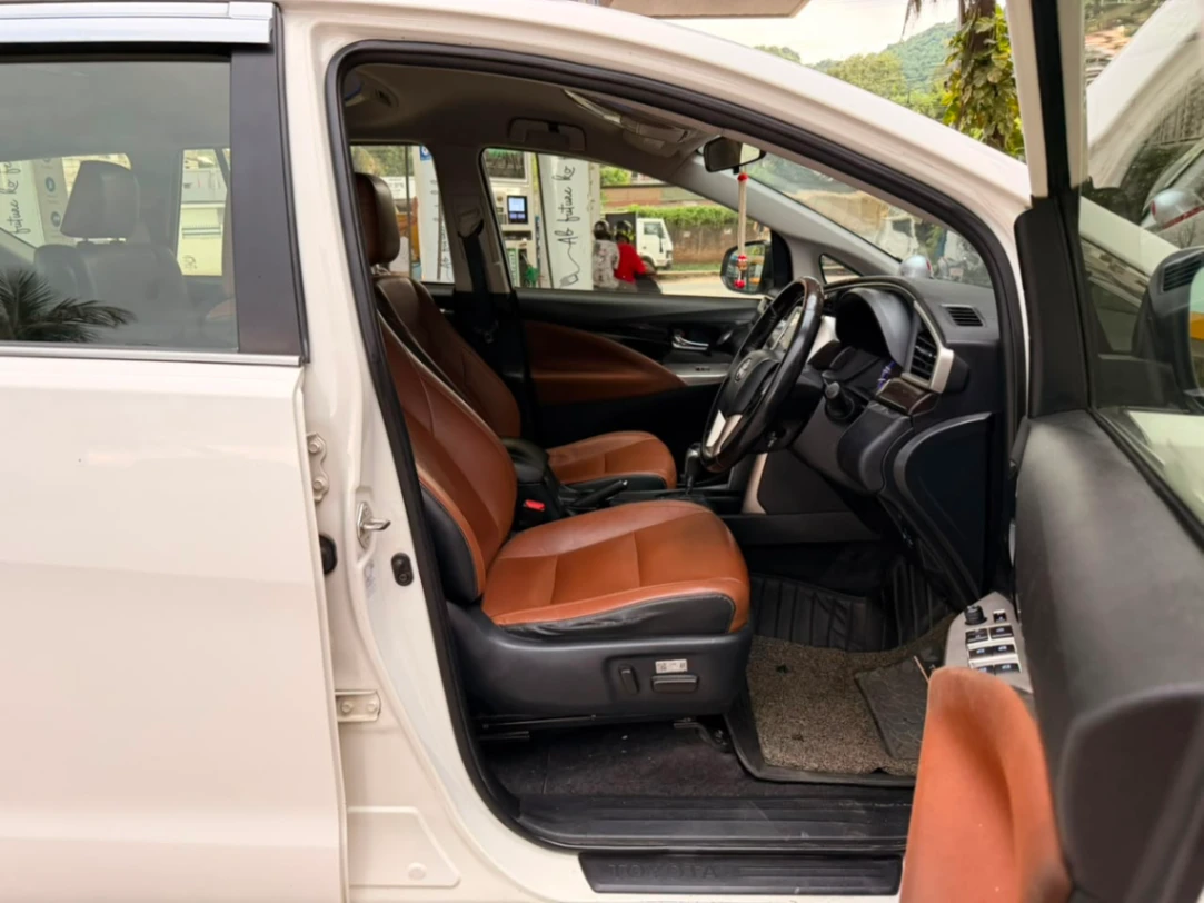 Toyota Innova Crysta - Thumbnail 5