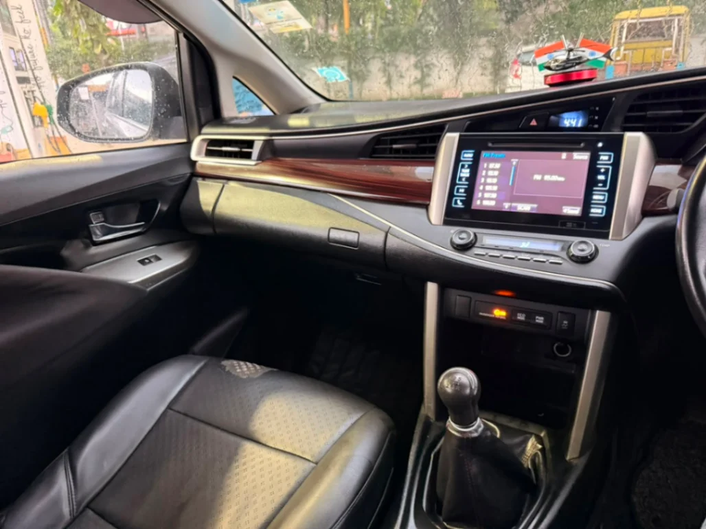 Toyota Innova Crysta - Thumbnail 8