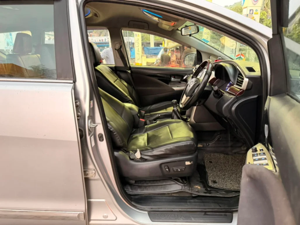 Toyota Innova Crysta - Thumbnail 10