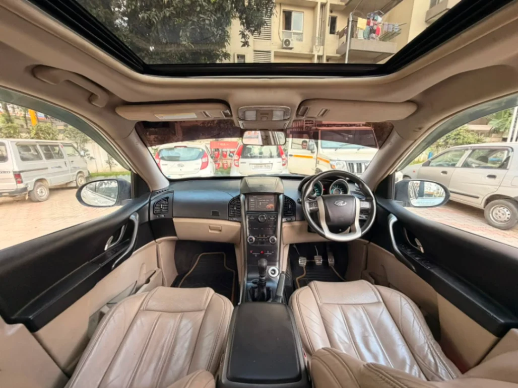 Mahindra XUV 500 - Thumbnail 12