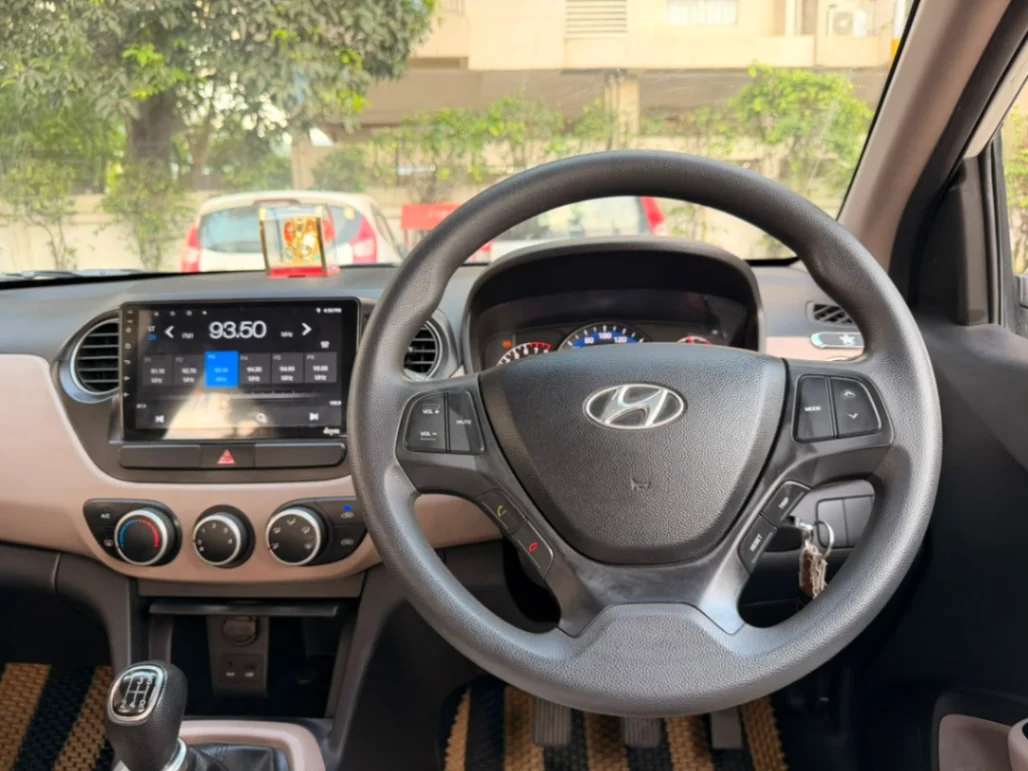 Hyundai Xcent - Thumbnail 2