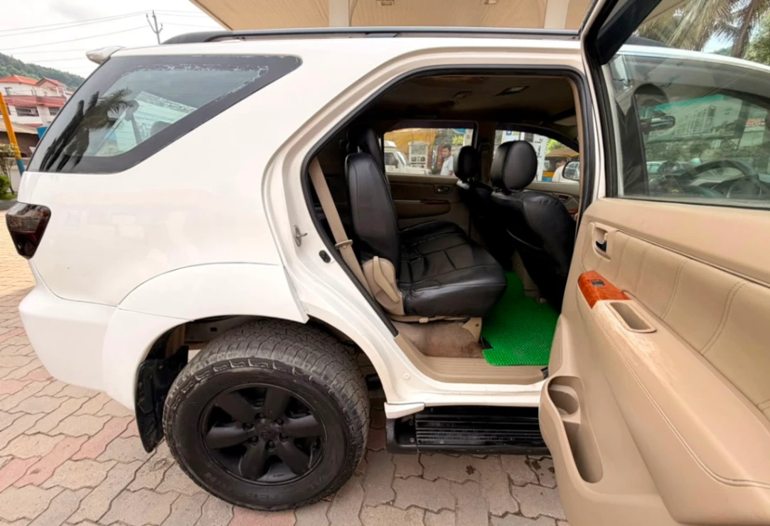 Toyota Fortuner - Thumbnail 3