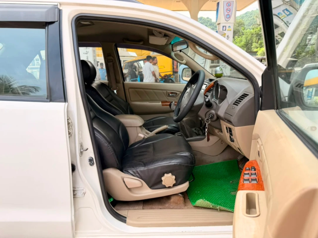 Toyota Fortuner - Thumbnail 8