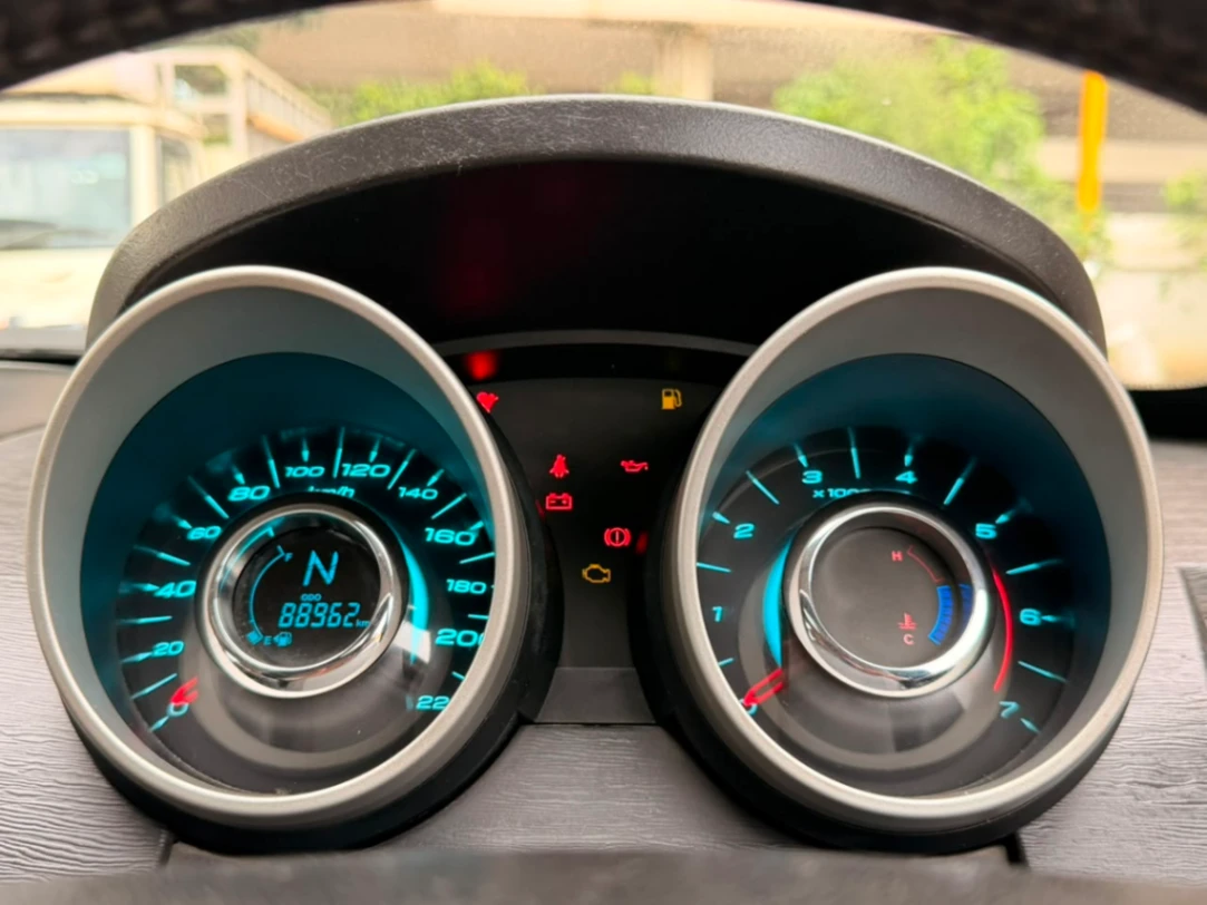 Mahindra XUV 500 - Thumbnail 11