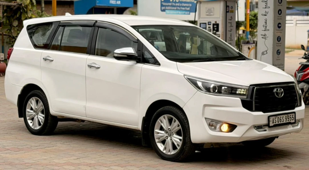 Toyota Innova Crysta - Thumbnail 3