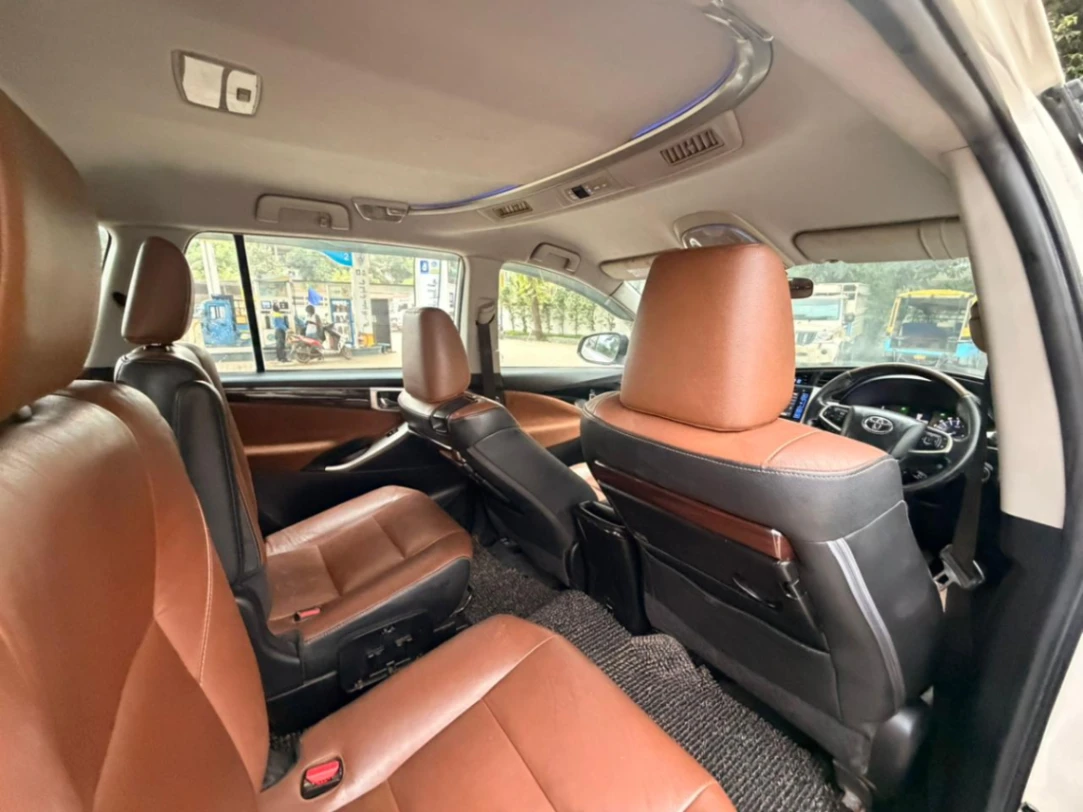 Toyota Innova Crysta - Thumbnail 4