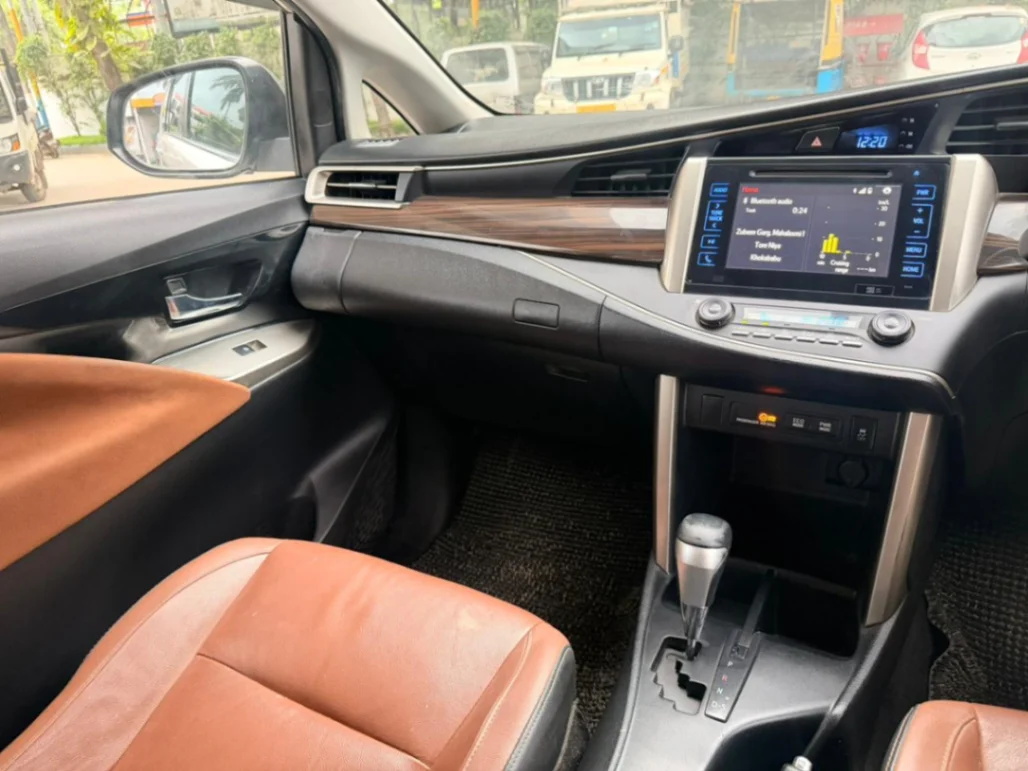 Toyota Innova Crysta - Thumbnail 7