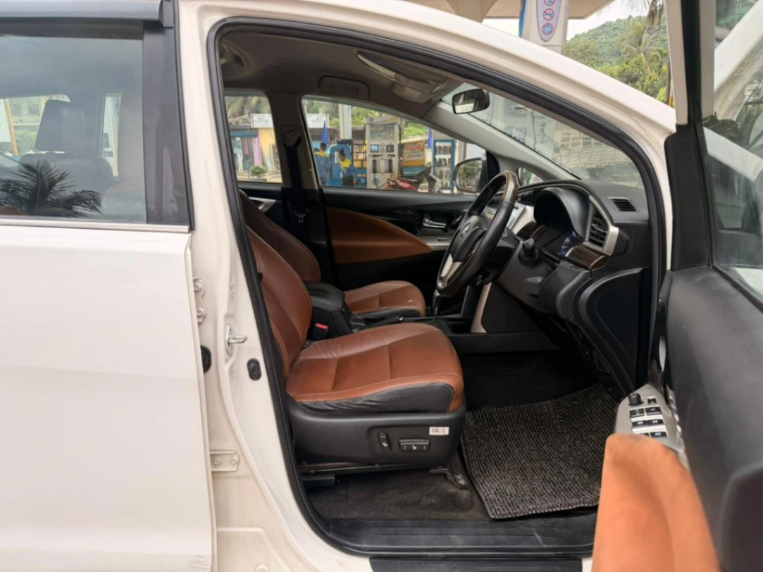 Toyota Innova Crysta - Thumbnail 8