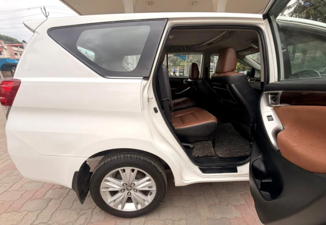Toyota Innova Crysta - Thumbnail 9