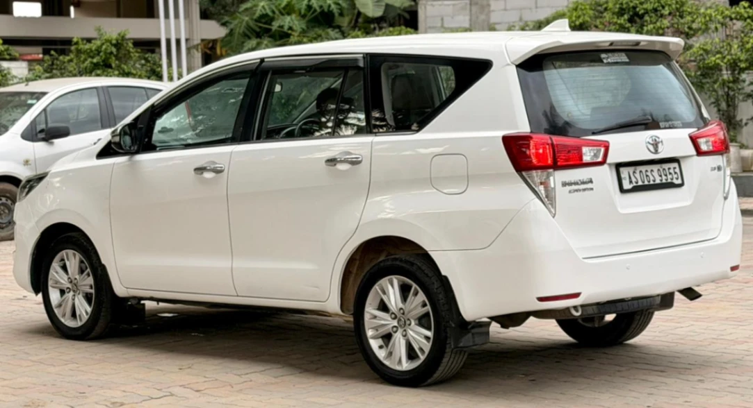 Toyota Innova Crysta - Thumbnail 10