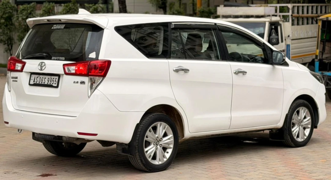 Toyota Innova Crysta - Thumbnail 11