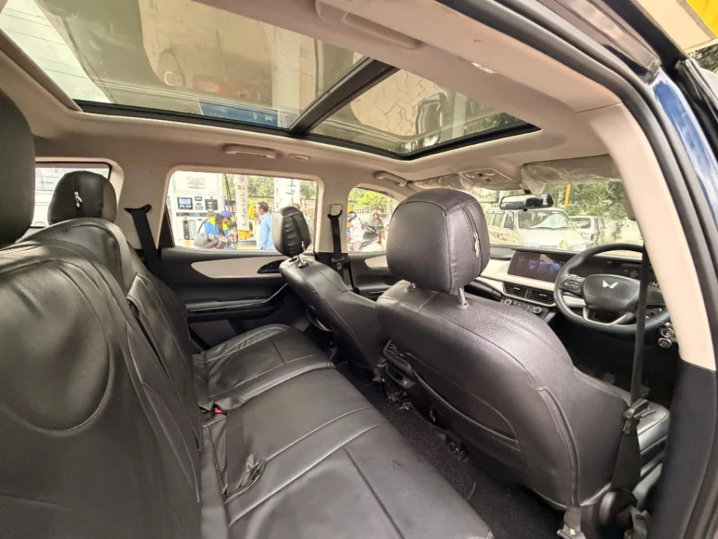 Mahindra XUV 700 - Thumbnail 4