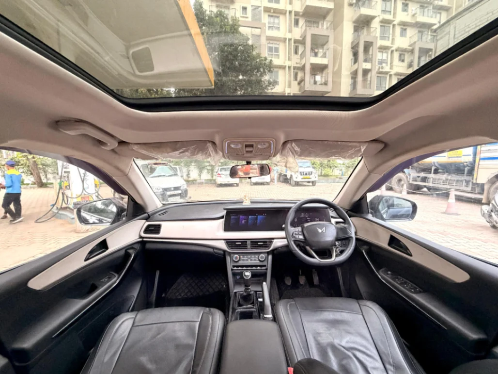 Mahindra XUV 700 - Thumbnail 5
