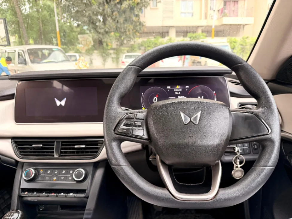 Mahindra XUV 700 - Thumbnail 6