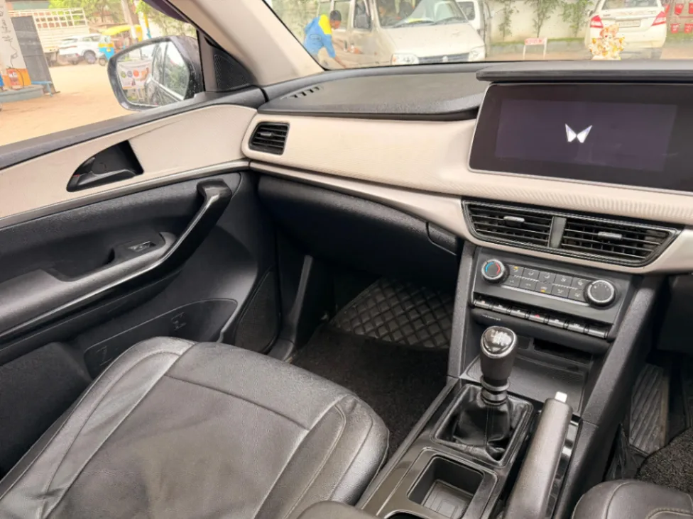 Mahindra XUV 700 - Thumbnail 7