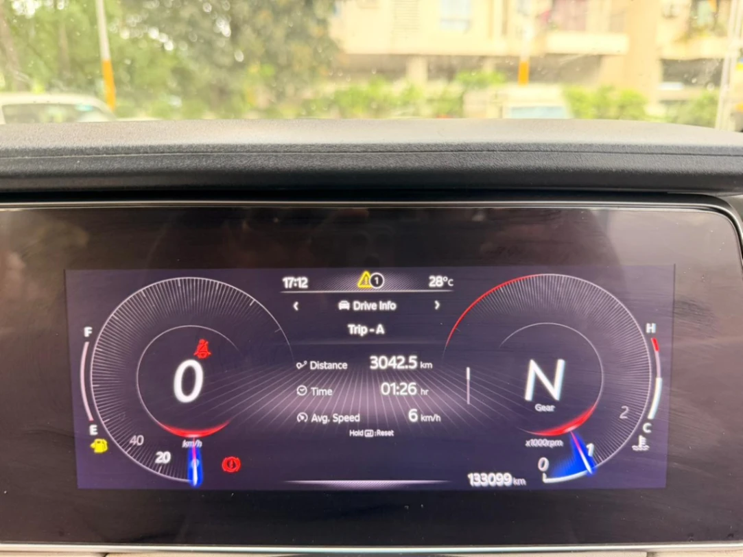 Mahindra XUV 700 - Thumbnail 8