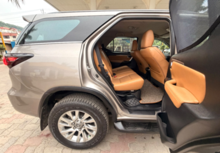 Toyota Fortuner - Thumbnail 4