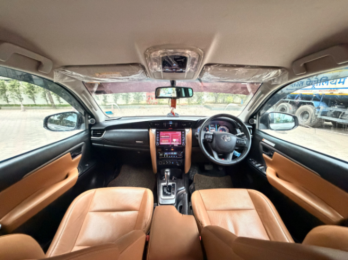 Toyota Fortuner - Thumbnail 5