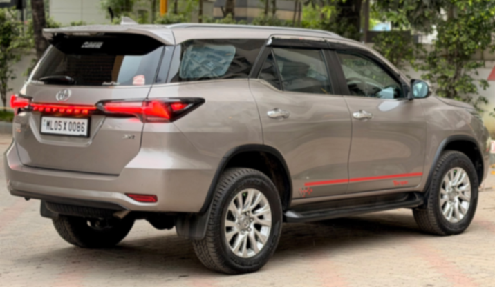 Toyota Fortuner - Thumbnail 10