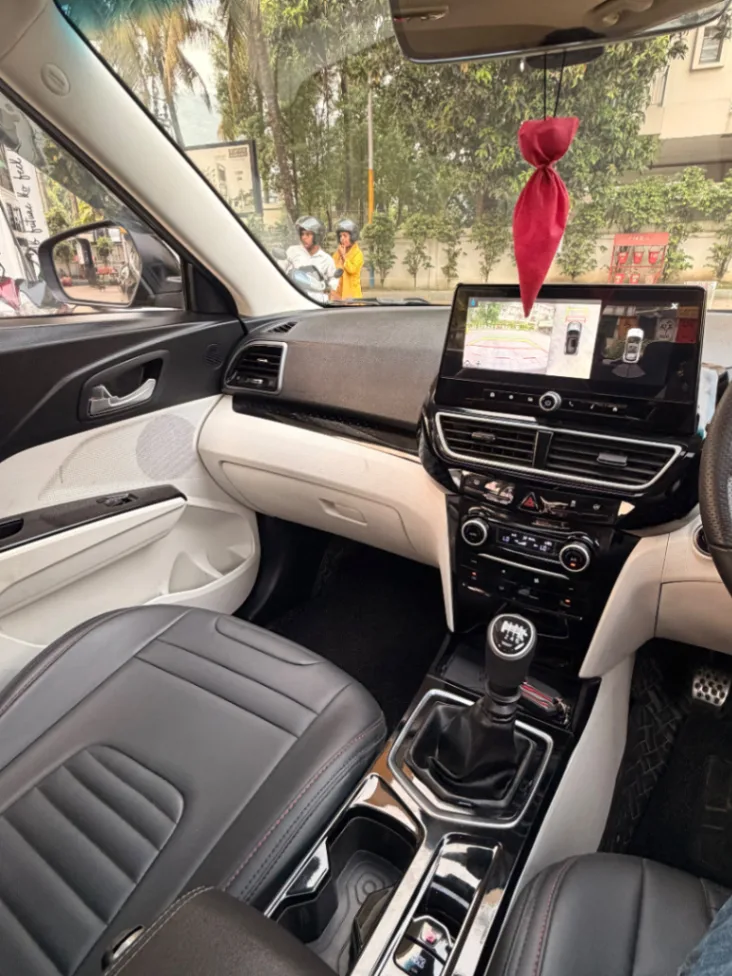 Mahindra Xuv 3XO - Thumbnail 6