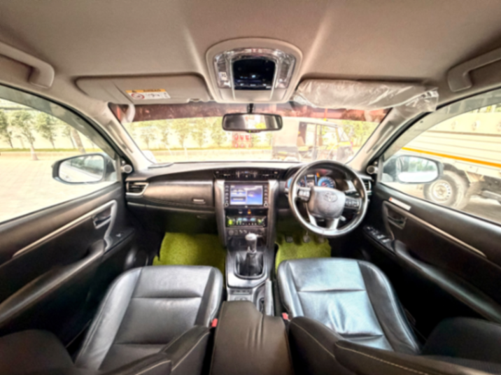 Toyota Fortuner - Thumbnail 5