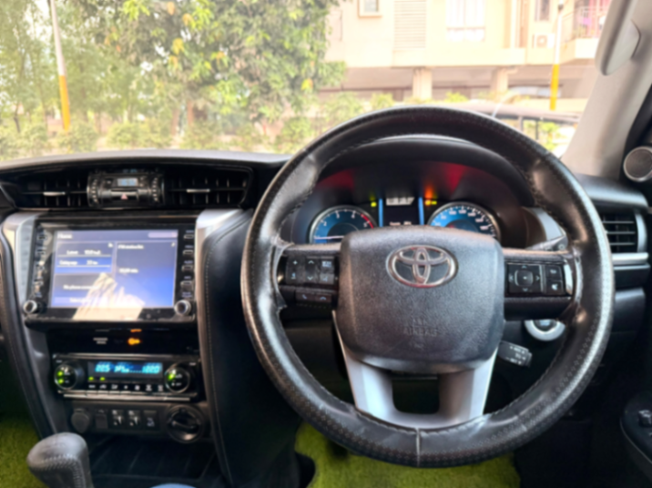 Toyota Fortuner - Thumbnail 6