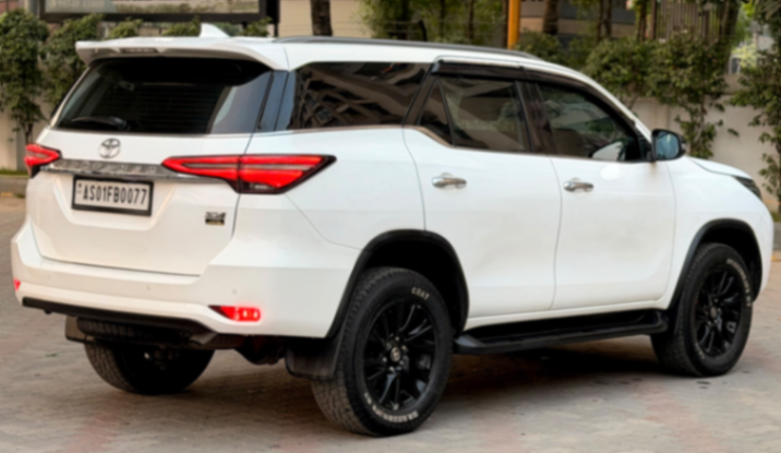 Toyota Fortuner - Thumbnail 10