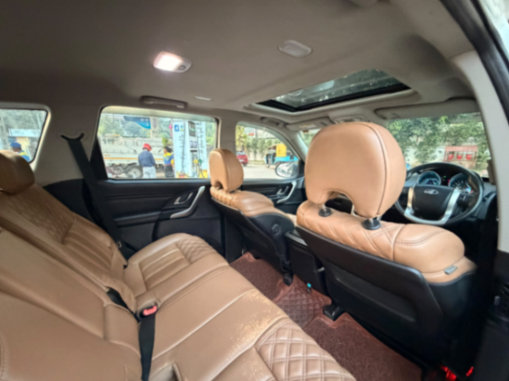 Mahindra XUV 500 - Thumbnail 4