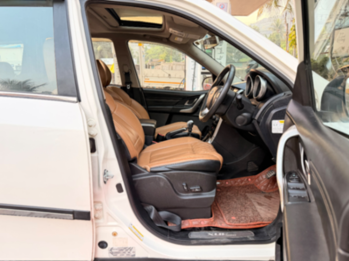 Mahindra XUV 500 - Thumbnail 8