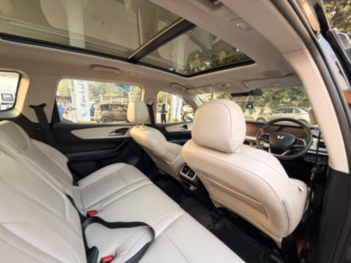 Mahindra Xuv 700 - Thumbnail 4