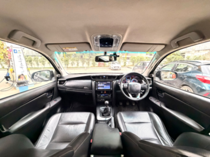 Toyota Fortuner - Thumbnail 5