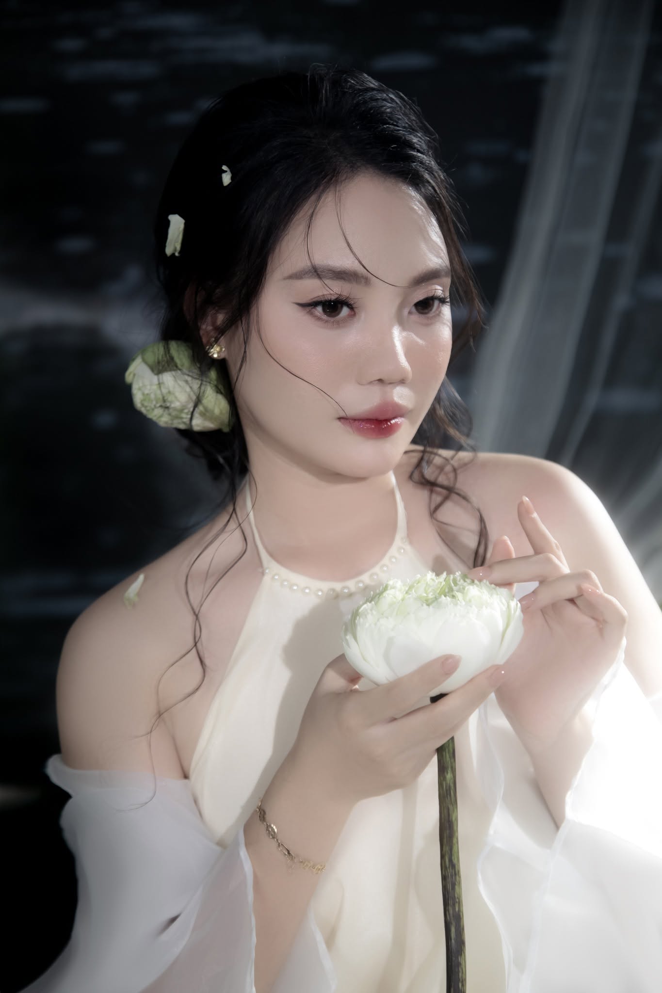 Nàng Thơ Bên Sen