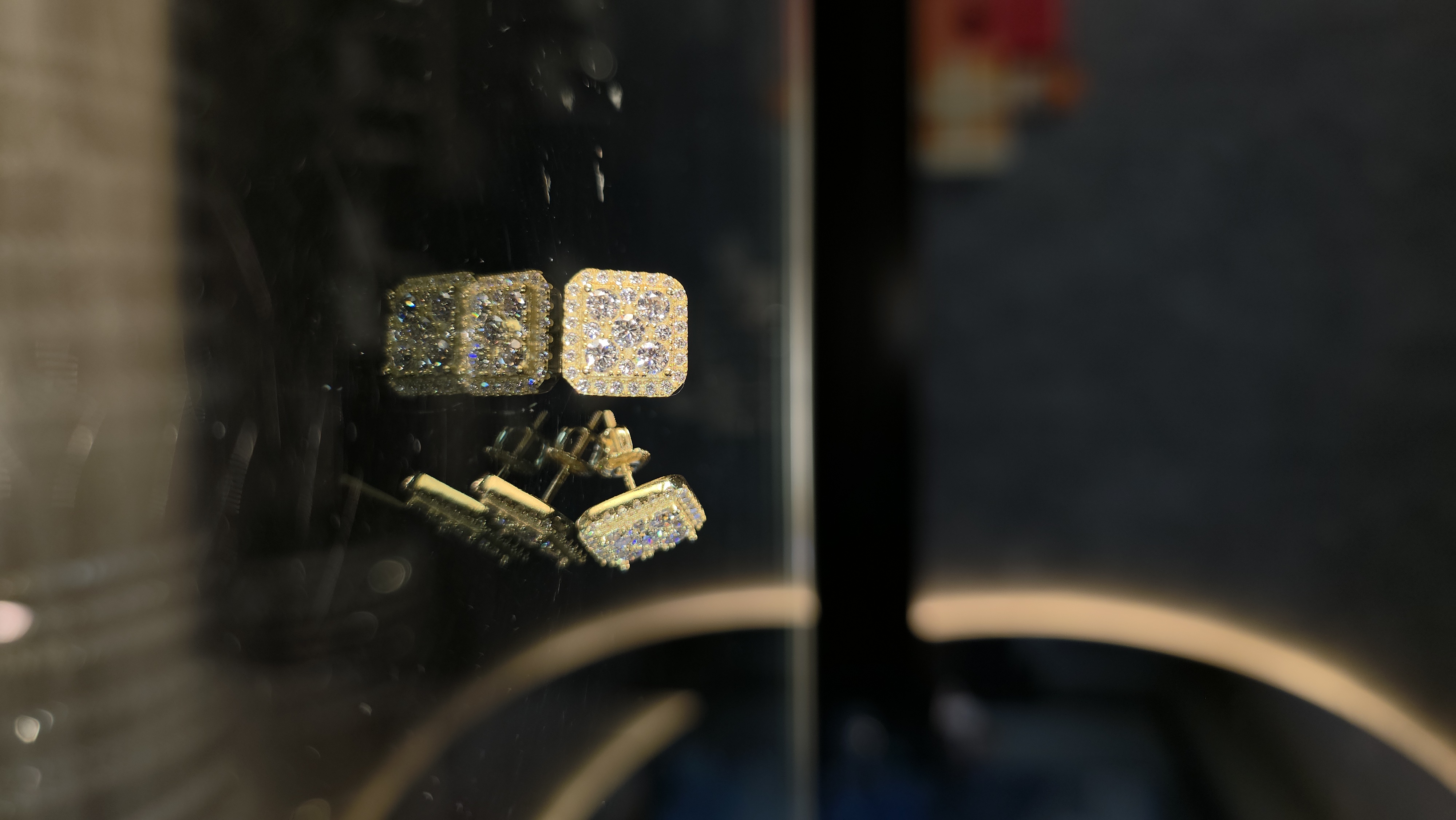 ARETES CUADRADOS CON MOISSANITE EN PLATA LEY 925