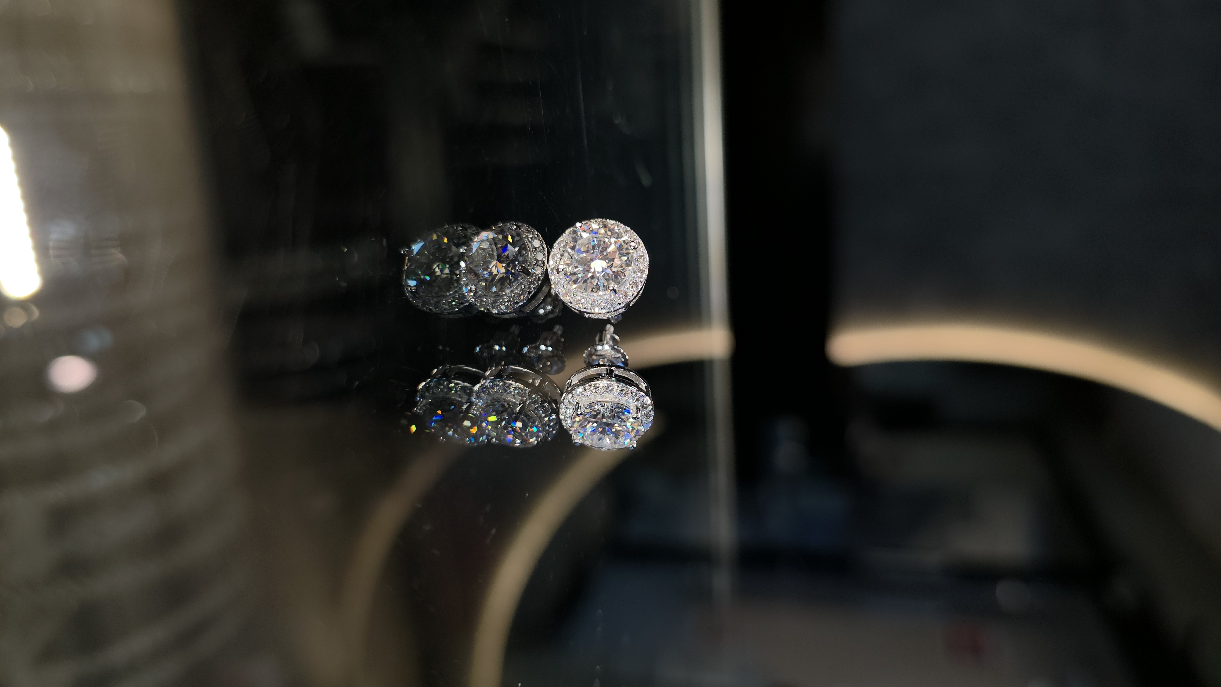 ARETES HALO CON MOISSANITE EN PLATA LEY 925