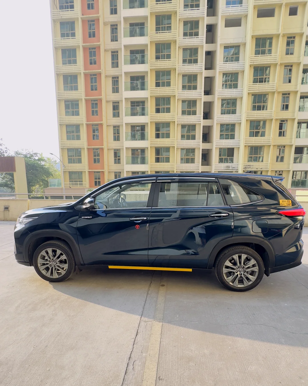 Toyota Innova Hycross ZX Top side profile